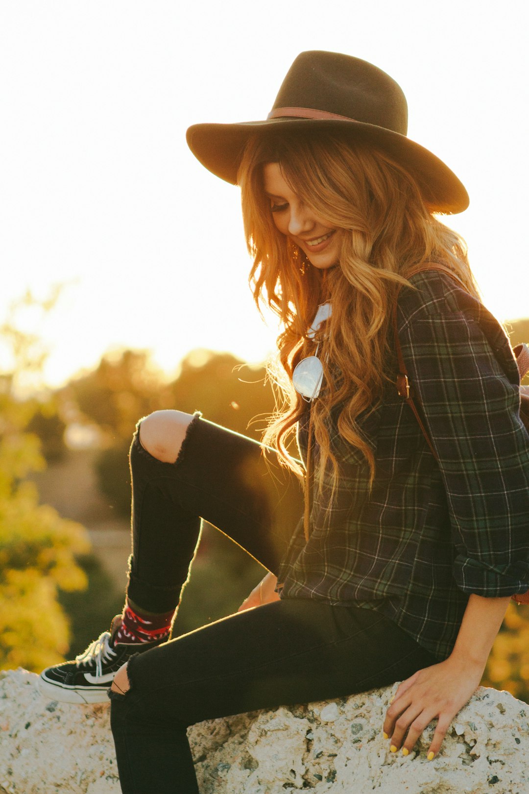 woman-waering-black-blouse-and-hat-9w20mz0lsk8